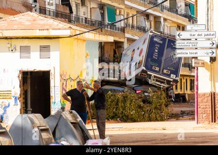 Alfafar, Valence, Espagne. Le 31 octobre 2024 - suite aux inondations dans la région, un camion de livraison apparaît sur le dessus de certains véhicules, après avoir été emporté Banque D'Images