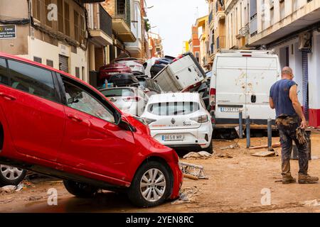 Benetusser, Valence, Espagne. Le 31 octobre 2024 - suite aux inondations dans la région, un grand nombre de véhicules ont été emportés par la force du bloc d'eau Banque D'Images