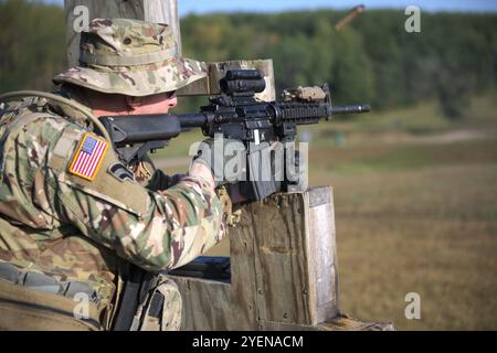 Le 12 septembre 2024, l'état-major à temps plein (FTS) du 2nd Battalion, 135th Infantry Regiment a exécuté un champ de tir réel lors du camp Ripley, Minnesota. Les événements FTS renforcent la camaraderie entre les soldats tout en leur permettant de pratiquer la maîtrise de leurs systèmes d'armes, dans ce cas le M4A1, en exécutant diverses positions et positions avec, ou sans, l'utilisation de la barrière sur chaque voie. Banque D'Images