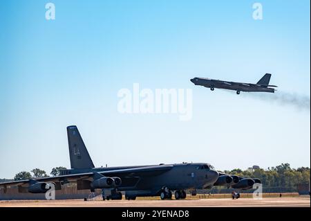 Un B-52H Stratofortress affecté à la 2nd Bomb Wing est présent alors qu'un autre décolle de la piste avant Global Thunder 25, le 16 octobre 2024, à la base aérienne de Barksdale, La. Global Thunder offre des possibilités de formation aux composantes, aux unités et aux forces opérationnelles pour dissuader et, si nécessaire, vaincre une attaque militaire contre les États-Unis et pour employer des forces selon les instructions du Président. (Photo de l'US Air Force par Airman 1st Class Devyn Taylor) Banque D'Images