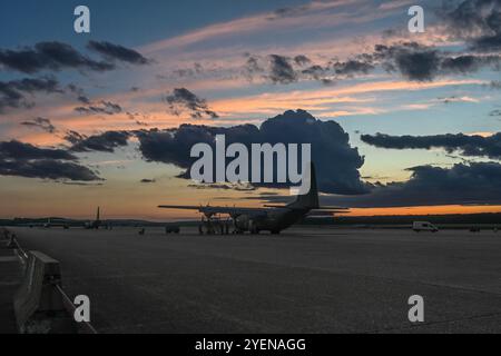 Un C-130J Super Hercules est assis sur la ligne de vol à Little Rock Air Force base, Arkansas, le 5 juin 2024. Le C-130 Hercules effectue principalement la partie tactique de la mission de transport aérien. (Photo de l'US Air Force par Airman 1st Class Saisha Cornett) Banque D'Images