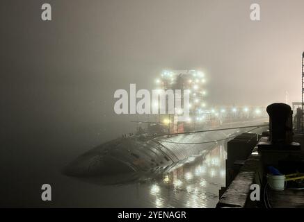 241024-N-QG393-1001 POINT DE BASE NAVALE LOMA (24 octobre 2024) le sous-marin d'attaque rapide de classe Los Angeles USS Asheville (SSN 758) est amarré côté jetée à Naval base point Loma avant d'entrer dans la cale sèche du sous-marin flottant ARCO (ARDM 5) pour une maintenance régulière, 24 octobre 2024. Affecté au commandant de l'escadron de sous-marins 15 à Polaris point, base navale de Guam, Asheville est l'un des quatre sous-marins d'attaque rapide de classe Los Angeles déployés dans le Pacifique. Renommé pour sa vitesse, son endurance, sa furtivité et sa mobilité inégalées, le sous-marin de classe Los Angeles est l'épine dorsale du Banque D'Images