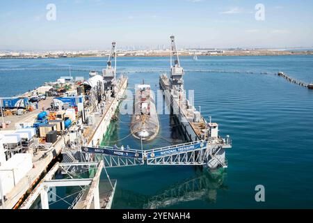 241024-N-SS900-3722 POINT DE BASE NAVALE LOMA (24 octobre 2024) le sous-marin d'attaque rapide de classe Los Angeles USS Asheville (SSN 758) se place dans la cale sèche du sous-marin flottant ARCO (ARDM 5) à bord du point de base navale Loma, 24 octobre 2024, pour une période de maintenance régulière. Affecté au commandant de l'escadron de sous-marins 15 à Polaris point, base navale de Guam, Asheville est l'un des quatre sous-marins d'attaque rapide de classe Los Angeles déployés dans le Pacifique. ARCO est une cale sèche flottante auxiliaire moyenne pour réparation et est un actif de l'escadron sous-marin 11 sous le contrôle opérationnel du commandant, sous-marin Banque D'Images