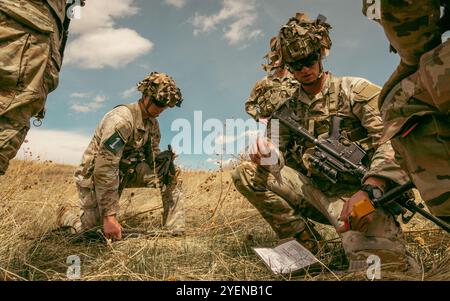 Les soldats du 1er Bataillon, du 38e Régiment d'infanterie, de l'équipe de combat de la 1re Brigade Stryker, de la 4e Division d'infanterie, tracent leur premier point sur le parcours de navigation terrestre pendant le 4e Inf. Div. Meilleure compétition d'escouade à Fort Carson, Colorado, le 8 avril 2024. Des compétitions comme celle-ci aident à construire des équipes mortelles et évalueront chaque escouade sur leurs compétences techniques et tactiques, ainsi que sur leur capacité à travailler en équipe disciplinée et cohésive. (Photo de l'armée américaine par le PFC Jonathan Reyes) Banque D'Images