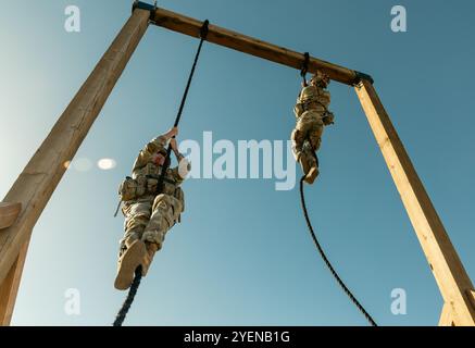 Des soldats Ivy de la 4e division d'infanterie grimpent sur une tour de corde pendant le 4e Inf. Div. Meilleure compétition d'escouade à Fort Carson, Colorado, le 8 avril 2024. Tout au long de l'événement de trois jours, des équipes mortelles d'escouades de 5 soldats sont mises au défi sur leur résilience physique et mentale, leur forme physique, leur expertise tactique et leurs compétences techniques. (Photo de l'armée américaine par le PFC Jonathan Reyes) Banque D'Images