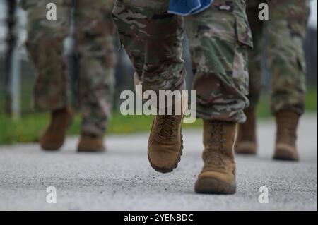 Boots marche vers l'avant lors d'une campagne de sensibilisation au suicide à Patrick Space Force base, Floride, 05 septembre 2024. Les participants du Ruck portaient 22 livres de conserves sur leur dos en reconnaissance des 22 anciens combattants qui sont perdus de suicide chaque jour. (Photo de l'US Space Force par Airman 1st Class Spencer Contreras) Banque D'Images