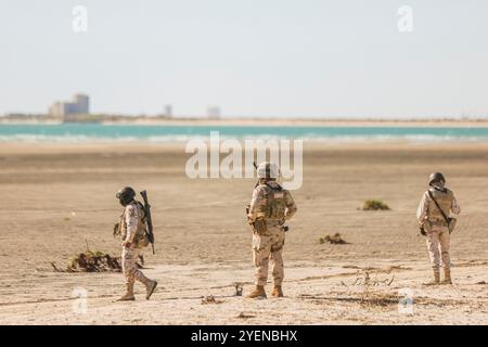 PUERTO PEÑASCO, MEXIQUE - 19 OCTOBRE : des soldats de l'armée et de la marine mexicaines surveillent l'arrivée des coureurs et du camp , lors de la course de 75 km, dans le cadre de Gran Carrera del Desierto le 19 octobre 2024 à Puerto Peñasco, Sonora, Mexique. (Photo de Luis Gutierrez/Norte photo).... Soldados del Ejército y la Marina de México vigilan la llegada de los corredores y el campamento, durante la competencia de ruta de 75 km, como parte de la Gran Carrera del Desierto el 19 de octubre de 2024 en Puerto Peñasco, Sonora, Mexique. Banque D'Images