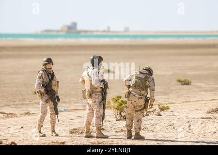 PUERTO PEÑASCO, MEXIQUE - 19 OCTOBRE : des soldats de l'armée et de la marine mexicaines surveillent l'arrivée des coureurs et du camp , lors de la course de 75 km, dans le cadre de Gran Carrera del Desierto le 19 octobre 2024 à Puerto Peñasco, Sonora, Mexique. (Photo de Luis Gutierrez/Norte photo).... Soldados del Ejército y la Marina de México vigilan la llegada de los corredores y el campamento, durante la competencia de ruta de 75 km, como parte de la Gran Carrera del Desierto el 19 de octubre de 2024 en Puerto Peñasco, Sonora, Mexique. Banque D'Images