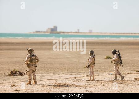 PUERTO PEÑASCO, MEXIQUE - 19 OCTOBRE : des soldats de l'armée et de la marine mexicaines surveillent l'arrivée des coureurs et du camp , lors de la course de 75 km, dans le cadre de Gran Carrera del Desierto le 19 octobre 2024 à Puerto Peñasco, Sonora, Mexique. (Photo de Luis Gutierrez/Norte photo).... Soldados del Ejército y la Marina de México vigilan la llegada de los corredores y el campamento, durante la competencia de ruta de 75 km, como parte de la Gran Carrera del Desierto el 19 de octubre de 2024 en Puerto Peñasco, Sonora, Mexique. Banque D'Images