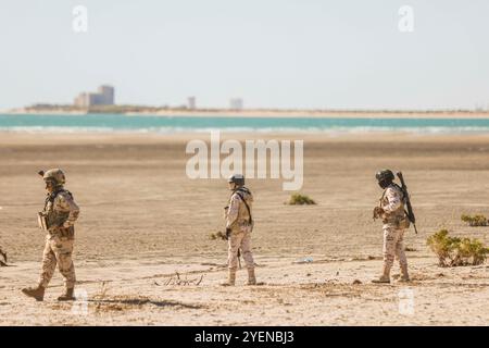 PUERTO PEÑASCO, MEXIQUE - 19 OCTOBRE : des soldats de l'armée et de la marine mexicaines surveillent l'arrivée des coureurs et du camp , lors de la course de 75 km, dans le cadre de Gran Carrera del Desierto le 19 octobre 2024 à Puerto Peñasco, Sonora, Mexique. (Photo de Luis Gutierrez/Norte photo).... Soldados del Ejército y la Marina de México vigilan la llegada de los corredores y el campamento, durante la competencia de ruta de 75 km, como parte de la Gran Carrera del Desierto el 19 de octubre de 2024 en Puerto Peñasco, Sonora, Mexique. Banque D'Images