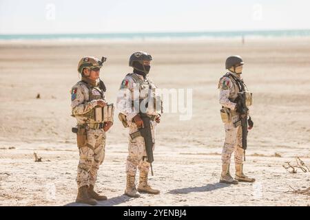 PUERTO PEÑASCO, MEXIQUE - 19 OCTOBRE : des soldats de l'armée et de la marine mexicaines surveillent l'arrivée des coureurs et du camp , lors de la course de 75 km, dans le cadre de Gran Carrera del Desierto le 19 octobre 2024 à Puerto Peñasco, Sonora, Mexique. (Photo de Luis Gutierrez/Norte photo).... Soldados del Ejército y la Marina de México vigilan la llegada de los corredores y el campamento, durante la competencia de ruta de 75 km, como parte de la Gran Carrera del Desierto el 19 de octubre de 2024 en Puerto Peñasco, Sonora, Mexique. Banque D'Images