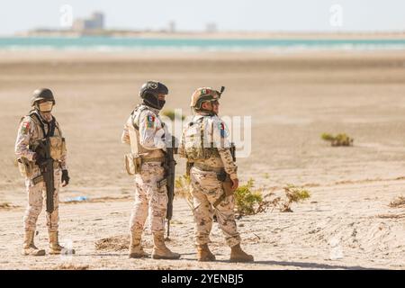 PUERTO PEÑASCO, MEXIQUE - 19 OCTOBRE : des soldats de l'armée et de la marine mexicaines surveillent l'arrivée des coureurs et du camp , lors de la course de 75 km, dans le cadre de Gran Carrera del Desierto le 19 octobre 2024 à Puerto Peñasco, Sonora, Mexique. (Photo de Luis Gutierrez/Norte photo).... Soldados del Ejército y la Marina de México vigilan la llegada de los corredores y el campamento, durante la competencia de ruta de 75 km, como parte de la Gran Carrera del Desierto el 19 de octubre de 2024 en Puerto Peñasco, Sonora, Mexique. Banque D'Images