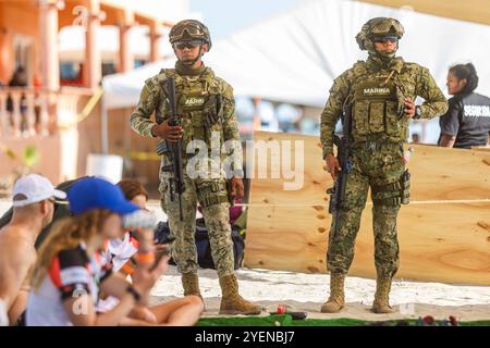 PUERTO PEÑASCO, MEXIQUE - 19 OCTOBRE : des soldats de l'armée et de la marine mexicaines surveillent l'arrivée des coureurs et du camp , lors de la course de 75 km, dans le cadre de Gran Carrera del Desierto le 19 octobre 2024 à Puerto Peñasco, Sonora, Mexique. (Photo de Luis Gutierrez/Norte photo).... Soldados del Ejército y la Marina de México vigilan la llegada de los corredores y el campamento, durante la competencia de ruta de 75 km, como parte de la Gran Carrera del Desierto el 19 de octubre de 2024 en Puerto Peñasco, Sonora, Mexique. Banque D'Images