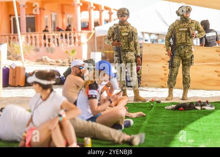 PUERTO PEÑASCO, MEXIQUE - 19 OCTOBRE : des soldats de l'armée et de la marine mexicaines surveillent l'arrivée des coureurs et du camp , lors de la course de 75 km, dans le cadre de Gran Carrera del Desierto le 19 octobre 2024 à Puerto Peñasco, Sonora, Mexique. (Photo de Luis Gutierrez/Norte photo).... Soldados del Ejército y la Marina de México vigilan la llegada de los corredores y el campamento, durante la competencia de ruta de 75 km, como parte de la Gran Carrera del Desierto el 19 de octubre de 2024 en Puerto Peñasco, Sonora, Mexique. Banque D'Images