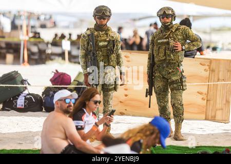 PUERTO PEÑASCO, MEXIQUE - 19 OCTOBRE : des soldats de l'armée et de la marine mexicaines surveillent l'arrivée des coureurs et du camp , lors de la course de 75 km, dans le cadre de Gran Carrera del Desierto le 19 octobre 2024 à Puerto Peñasco, Sonora, Mexique. (Photo de Luis Gutierrez/Norte photo).... Soldados del Ejército y la Marina de México vigilan la llegada de los corredores y el campamento, durante la competencia de ruta de 75 km, como parte de la Gran Carrera del Desierto el 19 de octubre de 2024 en Puerto Peñasco, Sonora, Mexique. Banque D'Images