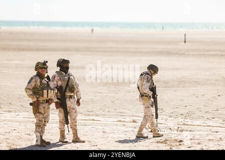 PUERTO PEÑASCO, MEXIQUE - 19 OCTOBRE : des soldats de l'armée et de la marine mexicaines surveillent l'arrivée des coureurs et du camp , lors de la course de 75 km, dans le cadre de Gran Carrera del Desierto le 19 octobre 2024 à Puerto Peñasco, Sonora, Mexique. (Photo de Luis Gutierrez/Norte photo).... Soldados del Ejército y la Marina de México vigilan la llegada de los corredores y el campamento, durante la competencia de ruta de 75 km, como parte de la Gran Carrera del Desierto el 19 de octubre de 2024 en Puerto Peñasco, Sonora, Mexique. Banque D'Images