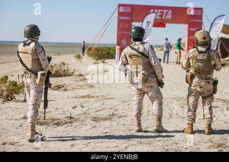 PUERTO PEÑASCO, MEXIQUE - 19 OCTOBRE : des soldats de l'armée et de la marine mexicaines surveillent l'arrivée des coureurs et du camp , lors de la course de 75 km, dans le cadre de Gran Carrera del Desierto le 19 octobre 2024 à Puerto Peñasco, Sonora, Mexique. (Photo de Luis Gutierrez/Norte photo).... Soldados del Ejército y la Marina de México vigilan la llegada de los corredores y el campamento, durante la competencia de ruta de 75 km, como parte de la Gran Carrera del Desierto el 19 de octubre de 2024 en Puerto Peñasco, Sonora, Mexique. Banque D'Images