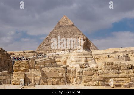 Complexe pyramidal de Gizeh, Al Ahram, Gizeh, Égypte. 22 février 2023. Touristes au Grand Sphinx et Pyramide de Khafre au complexe de Grande Pyramide en GIZ Banque D'Images