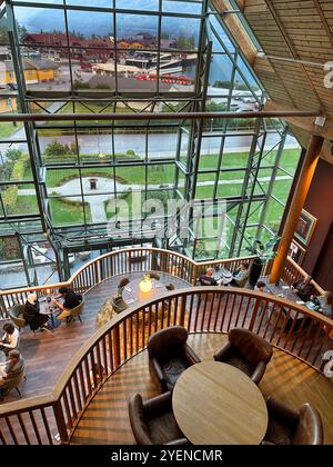 Flam, Norvège - septembre 2024 le restaurant de l'hôtel Fretheim à Flam avec vue sur le Sognefjord. Banque D'Images