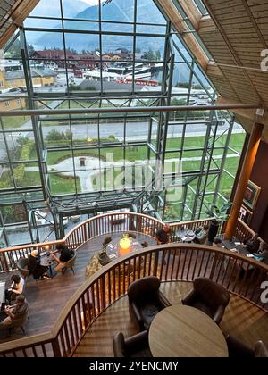 Flam, Norvège - septembre 2024 le restaurant de l'hôtel Fretheim à Flam avec vue sur le Sognefjord. Banque D'Images