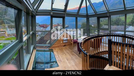 Flam, Norvège - septembre 2024 le nid d'observation au-dessus du restaurant de l'hôtel Fretheim à Flam avec une vue directe sur le Sognefjord. Banque D'Images