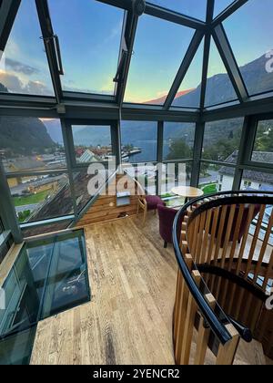 Flam, Norvège - septembre 2024 le nid d'observation au-dessus du restaurant de l'hôtel Fretheim à Flam avec une vue directe sur le Sognefjord. Banque D'Images