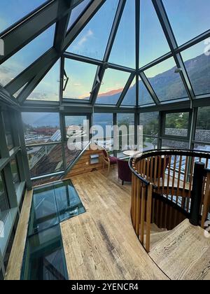 Flam, Norvège - septembre 2024 le nid d'observation au-dessus du restaurant de l'hôtel Fretheim à Flam avec une vue directe sur le Sognefjord. Banque D'Images