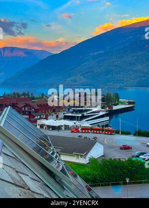 Flam, Norvège - septembre, 2024 la vue d'en haut du restaurant de l'hôtel Fretheim à Flam avec une vue directement sur le quai du ferry, en bas de la SOG Banque D'Images