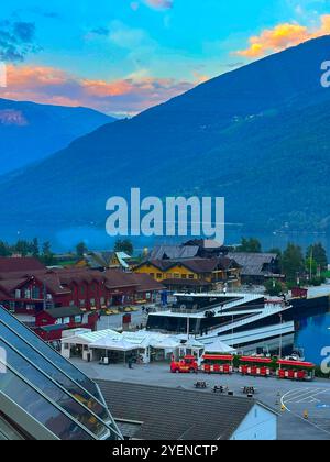 Flam, Norvège - septembre, 2024 la vue d'en haut du restaurant de l'hôtel Fretheim à Flam avec une vue directement sur le quai du ferry, en bas de la SOG Banque D'Images