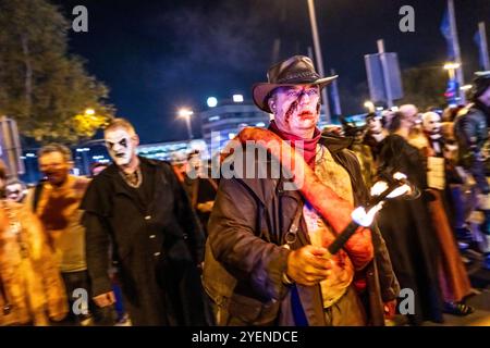 Der Zombiewalk in Essen, an Halloween zogen mehrere Hundert, teils als gruselige Zombies, Untote, verkleidet Menschen, vom Hauptbahnhof in den Ortsteil Rüttenscheid, NRW, Deutschland Zombiewalk *** The Zombiewalk in Essen, on Halloween plusieurs centaines de personnes, certaines habillées comme des zombies effrayants, morts-vivants, marchaient à pied de la gare principale au quartier de Rüttenscheid, Allemagne Banque D'Images