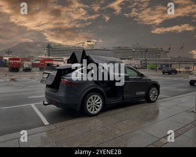 Bergen, Norvège - septembre, 2024 Une nouvelle Tesla Model 3 long Range RWD de 2024 sur le quai du bateau de croisière à Bergen Banque D'Images