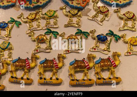 Vieux Caire, le Caire, Egypte. 2 mars 2023. Souvenirs de chameaux à vendre dans une boutique dans le Vieux Caire. Banque D'Images