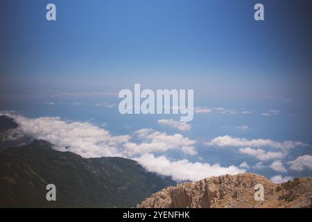 Majestueuse vue sur la montagne au-dessus des nuages depuis la montagne Tahtalı, Antalya Banque D'Images
