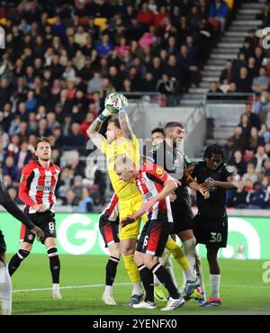 Mark Flekken, gardien de but de Brentford, attrape le ballon depuis un corner de Sheffield mercredi lors du match de la ronde de la Coupe Carabao de 16 entre Brentford et Sheffield mercredi au Gtech Community Stadium, Brentford le mardi 29 octobre 2024. (Photo : Jade Cahalan | mi News) crédit : MI News & Sport /Alamy Live News Banque D'Images