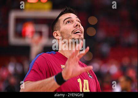 14 Willy Hernangomez du FC Barcelone joue lors de l'Euroleague, Round 7 match entre l'Olympiacos Pirée et le FC Barcelone au stade de la paix et de l'amitié au Pirée, en Grèce, le 31 octobre 2024. Banque D'Images