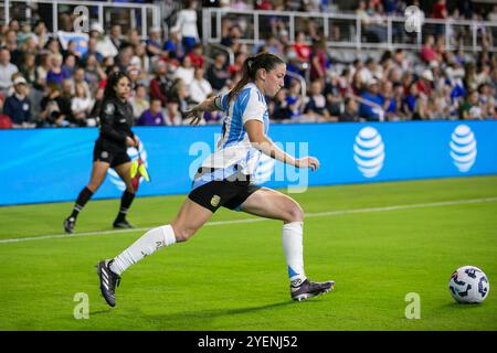 Louisville, Kentucky, États-Unis. 30 octobre 2024. La défenseuse Argentine Aldana Cometti (6 ans) frappe le ballon en deuxième mi-temps lors d'un match amical international entre l'USWNT et l'Argentine au Lynn Family Stadium à Louisville, Kentucky. Crédit : Kindell Buchanan/Alamy Live News Banque D'Images
