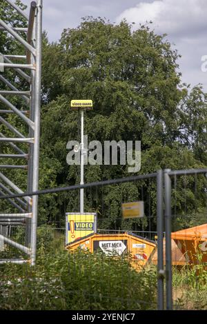 Panneaux d'avertissement jaunes : vidéosurveillance, vidéosurveillance, télévision en circuit fermé (CCTV) sur un chantier de construction à Potsdam, en Allemagne Banque D'Images