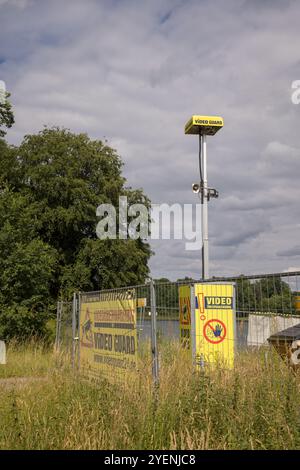 Panneaux d'avertissement jaunes : garde vidéo, vidéosurveillance, caméras de télévision en circuit fermé (CCTV) sur un chantier de construction à Potsdam, en Allemagne Banque D'Images