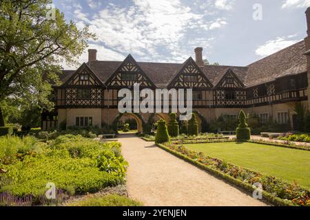 Palais Cecilienhof (Schloss Cecilienhof) dans le nouveau jardin (Neuer Garten) à Potsdam, Brandebourg, Allemagne ; lieu de la conférence de Potsdam en 1945 Banque D'Images