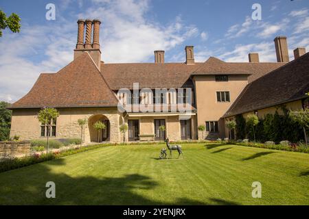 Palais Cecilienhof (Schloss Cecilienhof) dans le nouveau jardin (Neuer Garten) à Potsdam, Brandebourg, Allemagne ; lieu de la conférence de Potsdam en 1945 Banque D'Images