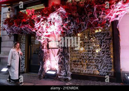 Londres, Royaume-Uni. 1er novembre 2024. Une femme passe devant les décorations d'Halloween devant un magasin à Londres, Grande-Bretagne, Oct. 31, 2024. Crédit : Xinhua/Alamy Live News Banque D'Images