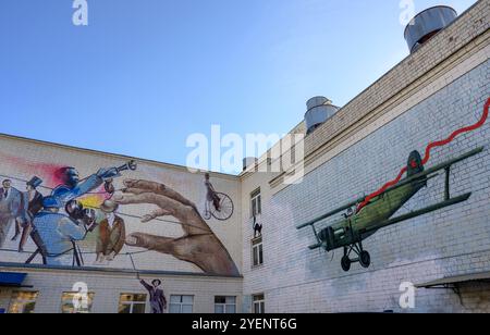 MOSCOU, RUSSIE - 13 MARS 2024. Peintures sur le mur de briques du bâtiment du studio de cinéma Banque D'Images