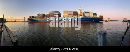 Container Cargo Ship sur la rivière Savannah, Savannah, Géorgie, États-Unis Banque D'Images