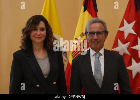 Madrid, Espagne. 31 octobre 2024. La présidente de la Communauté de Madrid, Isabel Díaz Ayuso (à gauche) et l'ambassadeur de Colombie en Espagne, Eduardo Ávila (à droite) ont vu au siège de la présidence de la Communauté de Madrid. La Présidente de la Communauté de Madrid, Isabel Díaz Ayuso, a reçu l’ambassadeur colombien en Espagne, Eduardo Ávila, à la Real Casa de Correos, siège du gouvernement régional. Crédit : SOPA images Limited/Alamy Live News Banque D'Images