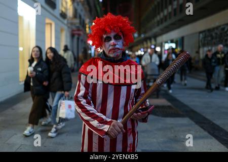 Madrid, Espagne. 31 octobre 2024. Un homme habillé en clown tueur pose dans le centre de Madrid pendant la célébration d'Halloween. Comme chaque année, des dizaines de personnes se déguisent et descendent dans les rues de Madrid pour célébrer Halloween. Crédit : SOPA images Limited/Alamy Live News Banque D'Images