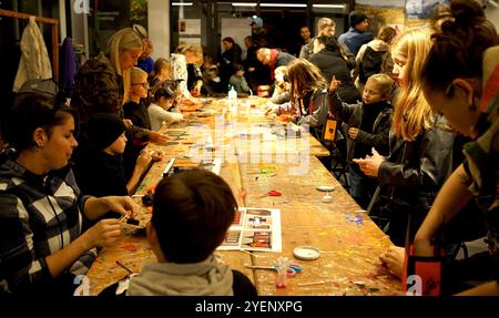 Prague, République tchèque. 31 octobre 2024. Les gens fabriquent des lanternes en papier dans un atelier au jardin botanique de Prague, en République tchèque, le 31 octobre 2024. Le jardin botanique de Prague a organisé jeudi une fête d'Halloween et une parade de lanternes en soirée. Crédit : Dana Kesnerova/Xinhua/Alamy Live News Banque D'Images