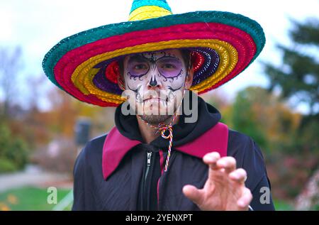 Prague, République tchèque. 31 octobre 2024. Un homme dont le visage est peint pose pour des photos au jardin botanique de Prague, en République tchèque, le 31 octobre 2024. Le jardin botanique de Prague a organisé jeudi une fête d'Halloween et une parade de lanternes en soirée. Crédit : Dana Kesnerova/Xinhua/Alamy Live News Banque D'Images