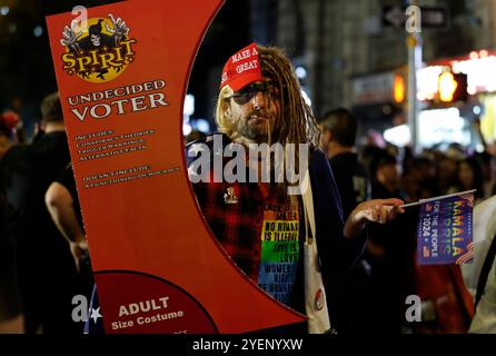 New York, États-Unis. 31 octobre 2024. Une personne déguisée en un électeur indécis avec des références à Donald Trump et Kamala Harris marche sur la sixième Avenue en costume lors de la parade annuelle d'Halloween le jeudi 31 octobre 2024 à New York. Des milliers de personnes participent au défilé qui présente des costumes traditionnels et non traditionnels, des danseurs, des marionnettes géantes et de la musique. Photo de John Angelillo/UPI crédit : UPI/Alamy Live News Banque D'Images