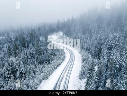 Vue aérienne d'une route dans la caldeira Newberry après une tempête d'hiver au début de l'Oregon, États-Unis Banque D'Images