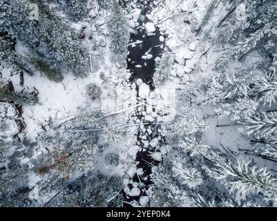 Vue aérienne de Paulina Creek sur la caldeira Newberry après une tempête hivernale précoce à Halloween, centre de l'Oregon, États-Unis Banque D'Images